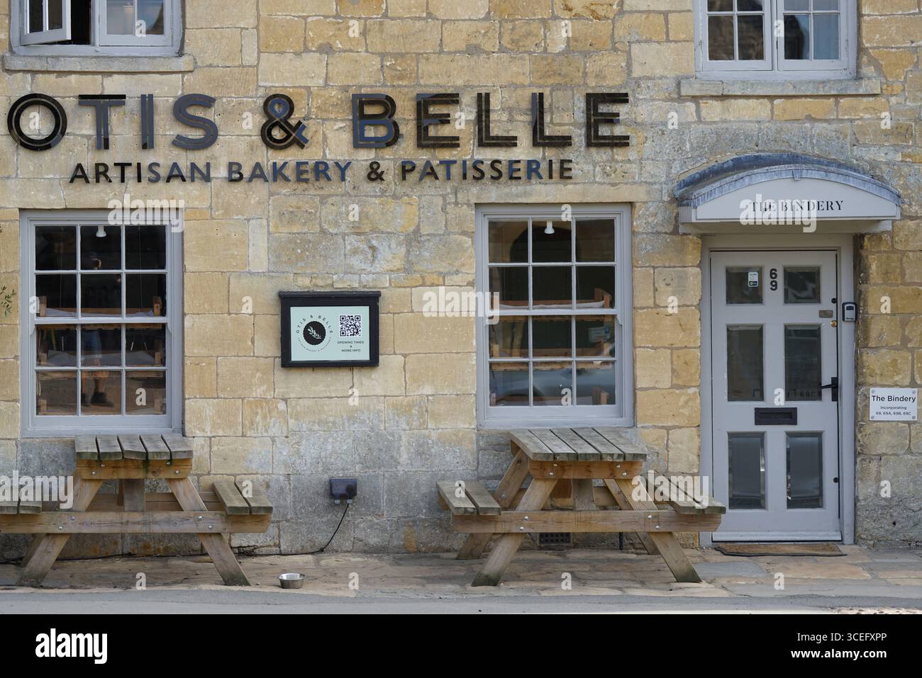 Vitrine de boulangerie rustique avec sièges extérieurs et affichage élégant. Broadway, Angleterre Banque D'Images