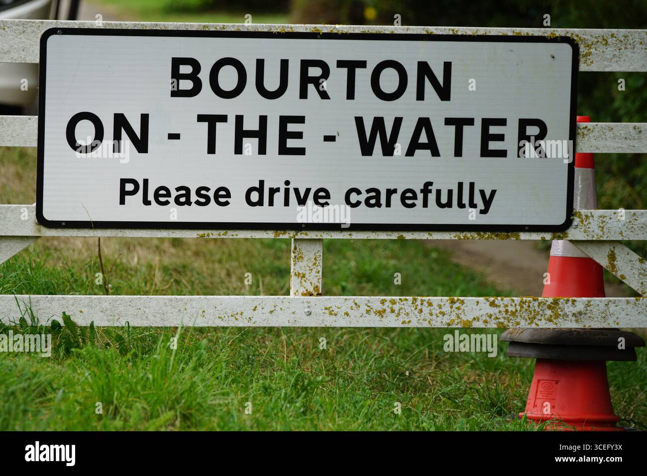 Panneau d'entrée du village de Bourton-on-the-Water avec cône de circulation. Bourton-on-the-Water, Angleterre Banque D'Images