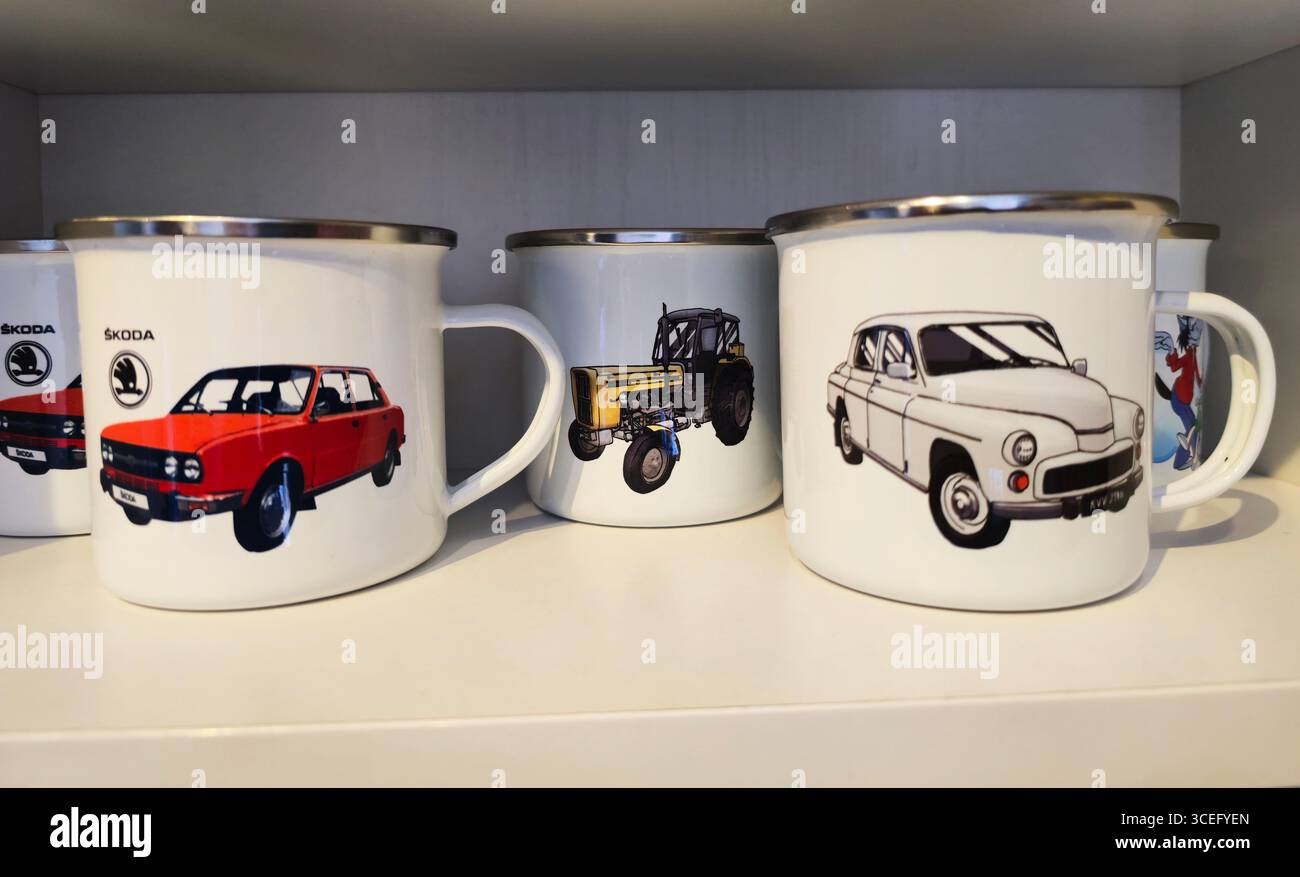 Tasses en émail exposées à la boutique du Musée de la vie sous le communisme à Varsovie, Pologne. - Image de stock capturée avec un smartphone