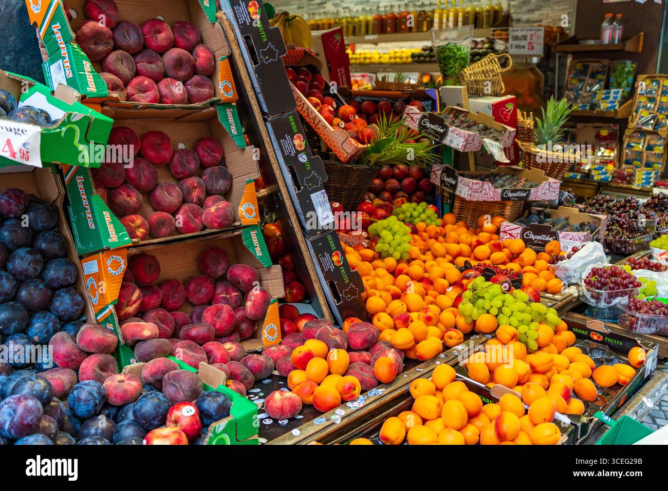 Un magasin de fruits à la rue Montorgueil, une rue de marché à Paris, France Banque D'Images