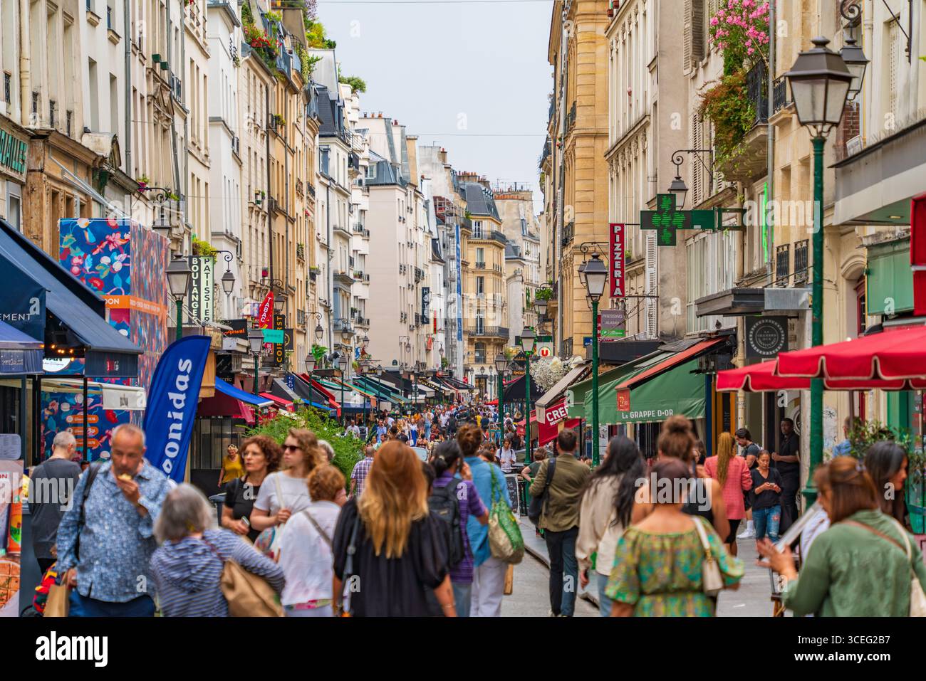 Rue Montorgueil, une rue de marché à Paris, France Banque D'Images