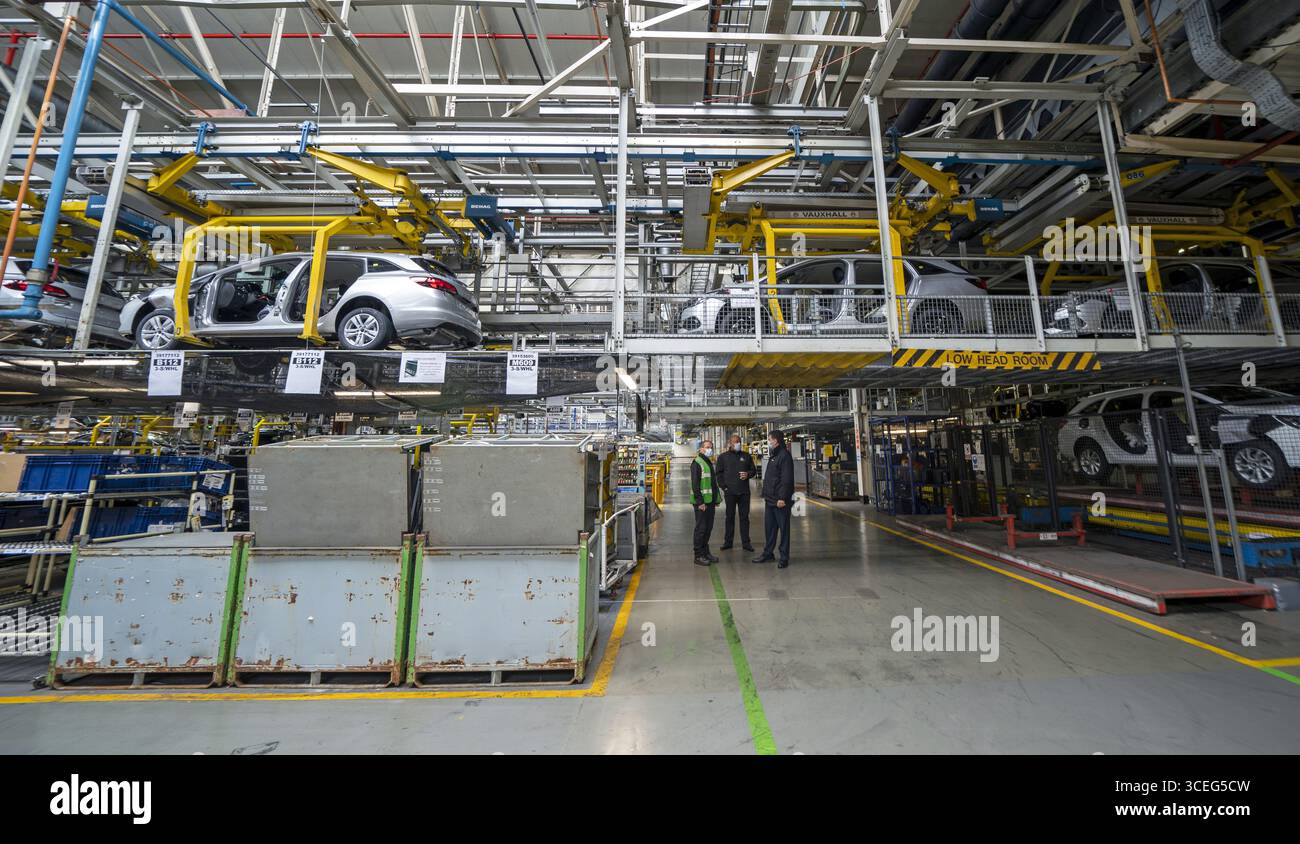Photo du dossier datée du 06/07/21 d'une photo générique de la chaîne de montage Astra à l'usine de Vauxhall à Ellesmere Port, Cheshire. Les entreprises manufacturières britanniques ont été à la traîne par rapport à leurs concurrents internationaux au cours des deux dernières décennies, tombant dans les tableaux mondiaux de l'automatisation, selon un rapport. Date d'émission : lundi 18 août 2025. Banque D'Images