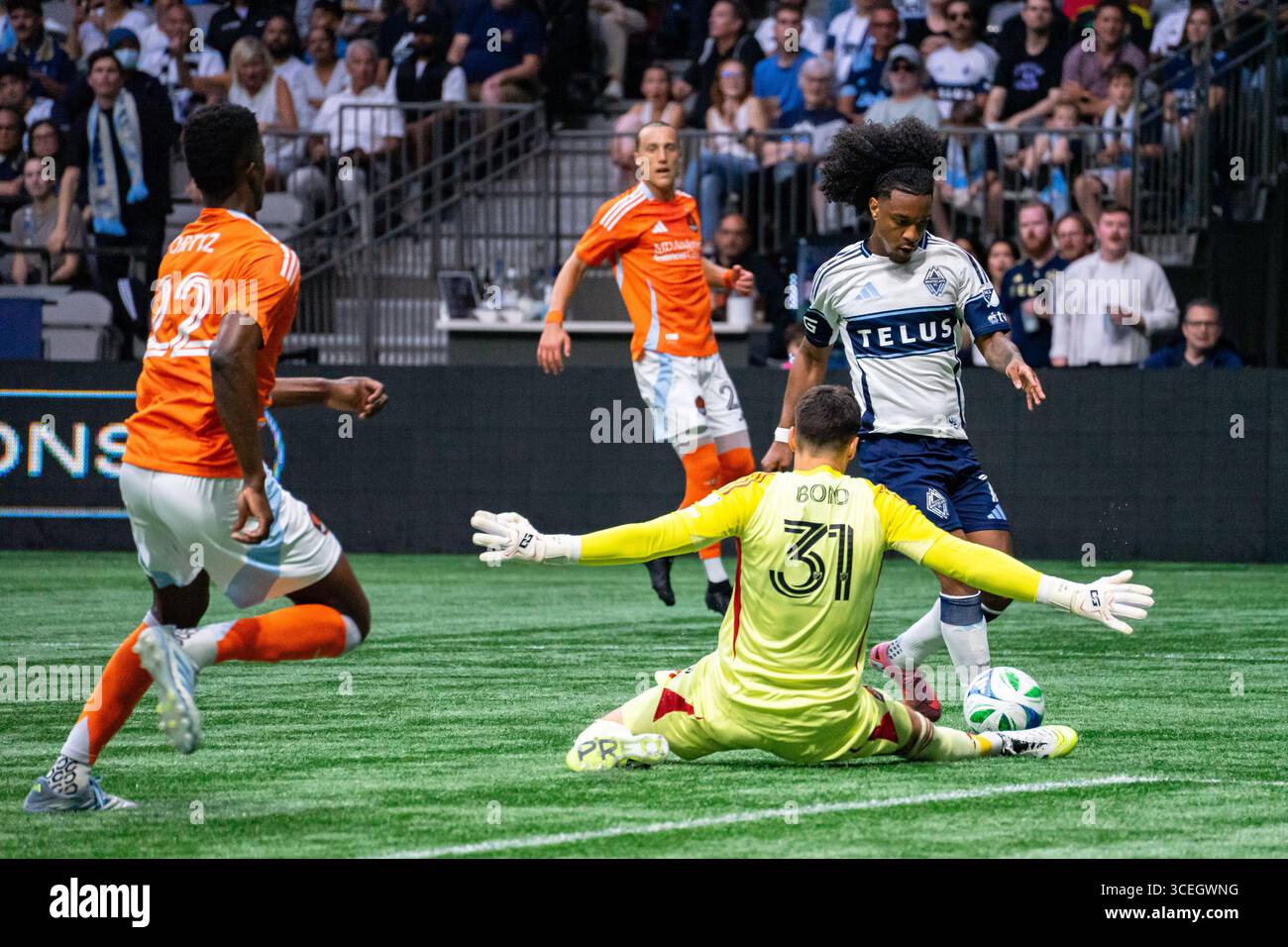 Vancouver, Canada. 17 août 2025. Vancouver, Colombie-Britannique, Canada, 17 août 2025 : Jonathan Bond (31 Houston Dynamo FC) tente d'empêcher Jayden Nelson (7 Vancouver Whitecaps FC) d'une tentative de but lors du match de soccer de la Ligue majeure entre Vancouver Whitecaps FC et Houston Dynamo FC au BC place Stadium de Vancouver, Colombie-Britannique, Canada (USAGE ÉDITORIAL SEULEMENT). (Amy elle/SPP) crédit : photo de presse sportive SPP. /Alamy Live News Banque D'Images