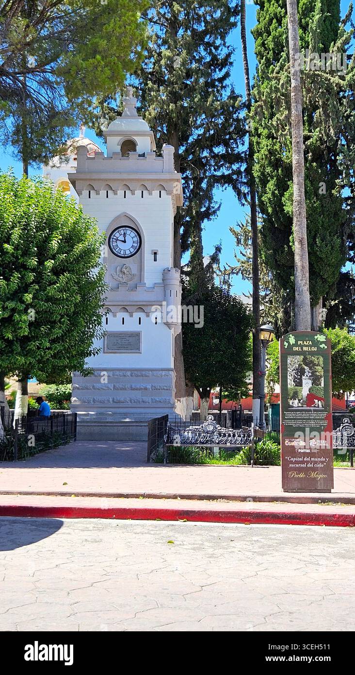 Parras, Coahuila, Mexique - 28 juillet 2025 : Plaza del Reloj est un parc public avec des bancs et des poubelles en baril dans le centre de la ville de Parras Banque D'Images
