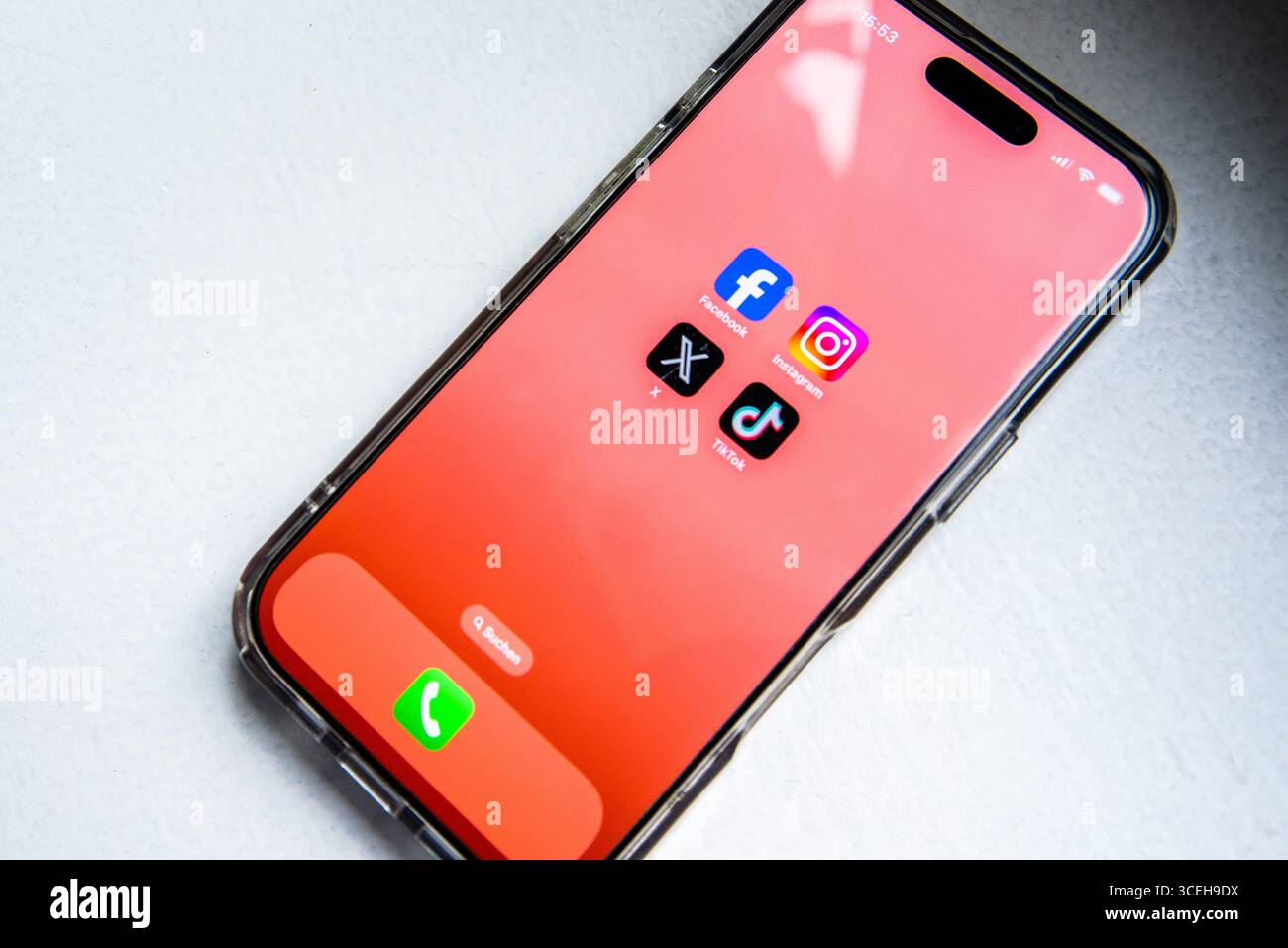 ILLUSTRATION - 29 juillet 2025, Belgique, Brüssel : les logos de Facebook, Instagram, X et TikTok peuvent être vus sur un smartphone. L’Union européenne réglemente de plus en plus les plateformes numériques avec des lois telles que la loi sur les services numériques (DSA) et la loi sur les marchés numériques (DMA). Photo : Alicia Windzio/dpa Banque D'Images