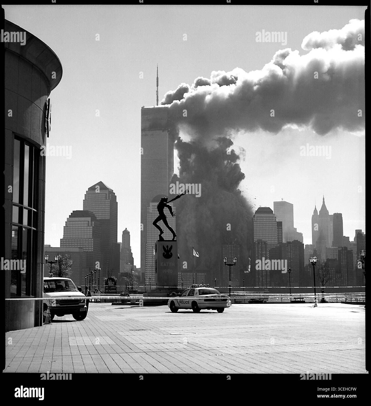 Jersey City, NJ - 11 septembre 2001 : L'effondrement de la South Tower du World Trade Center, vu depuis le Exchange Center de Jersey City, le dis financier Banque D'Images