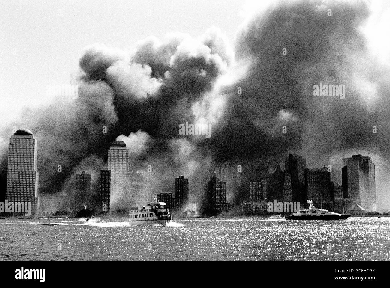 Hoboken, NJ - septembre 2001 : vue de l'horizon du centre-ville de Manhattan après les attentats terroristes du 11 septembre 2001, vu de l'autre côté de la rive d'Hudson Banque D'Images