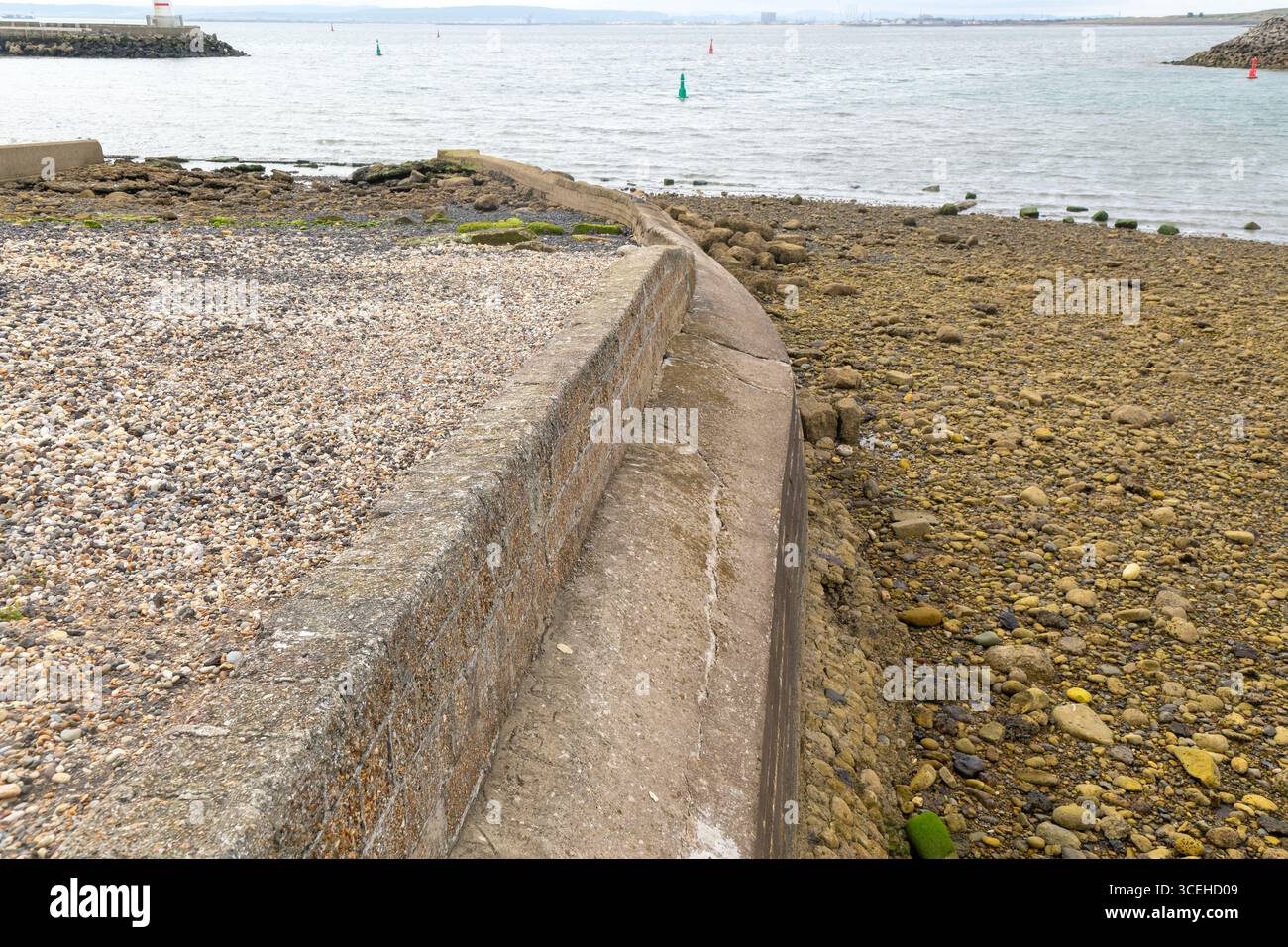 Différents niveaux de plage de chaque côté de Breakwater groyne, Hartlepool Headland, comté de Durham, Angleterre, Royaume-Uni Banque D'Images