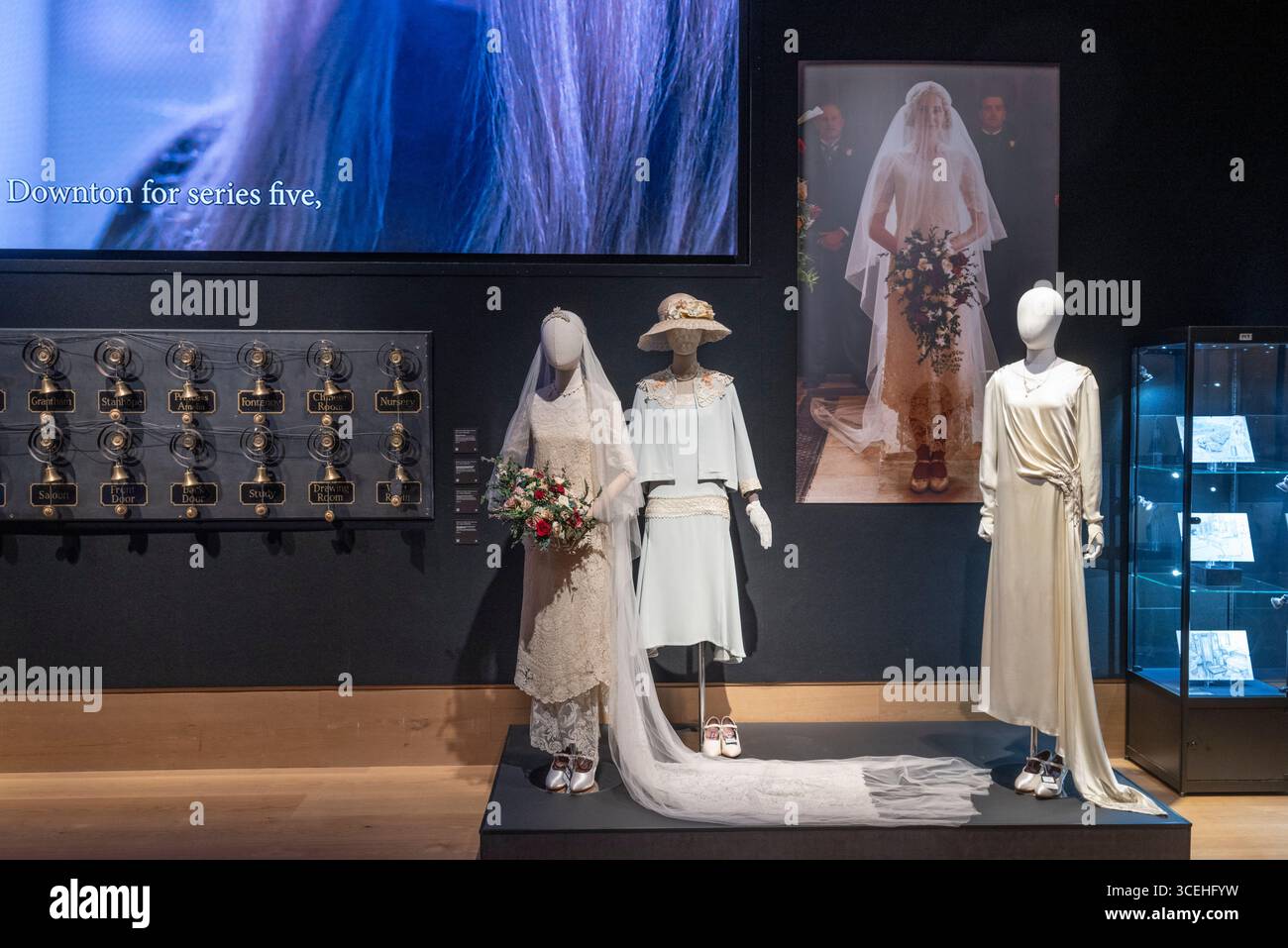 Bonhams, Londres, Royaume-Uni. 18 août 2025. Aperçu de la vente et de l'exposition de Downton Abbey : The Auction at Bonhams. Après avoir couru pendant six saisons de 2010 à 2015, avec un troisième et dernier film sur le point d'arriver à l'écran en septembre, la série phare Downton Abbey est prête pour un dernier adieu. Avant la fermeture des portes de Downton, Bonhams organise une exposition d'adieu et une vente aux enchères d'accessoires, de costumes et de décors de toute la série, en ligne du 18 août au 16 septembre. Crédit : Malcolm Park/Alamy Live News Banque D'Images