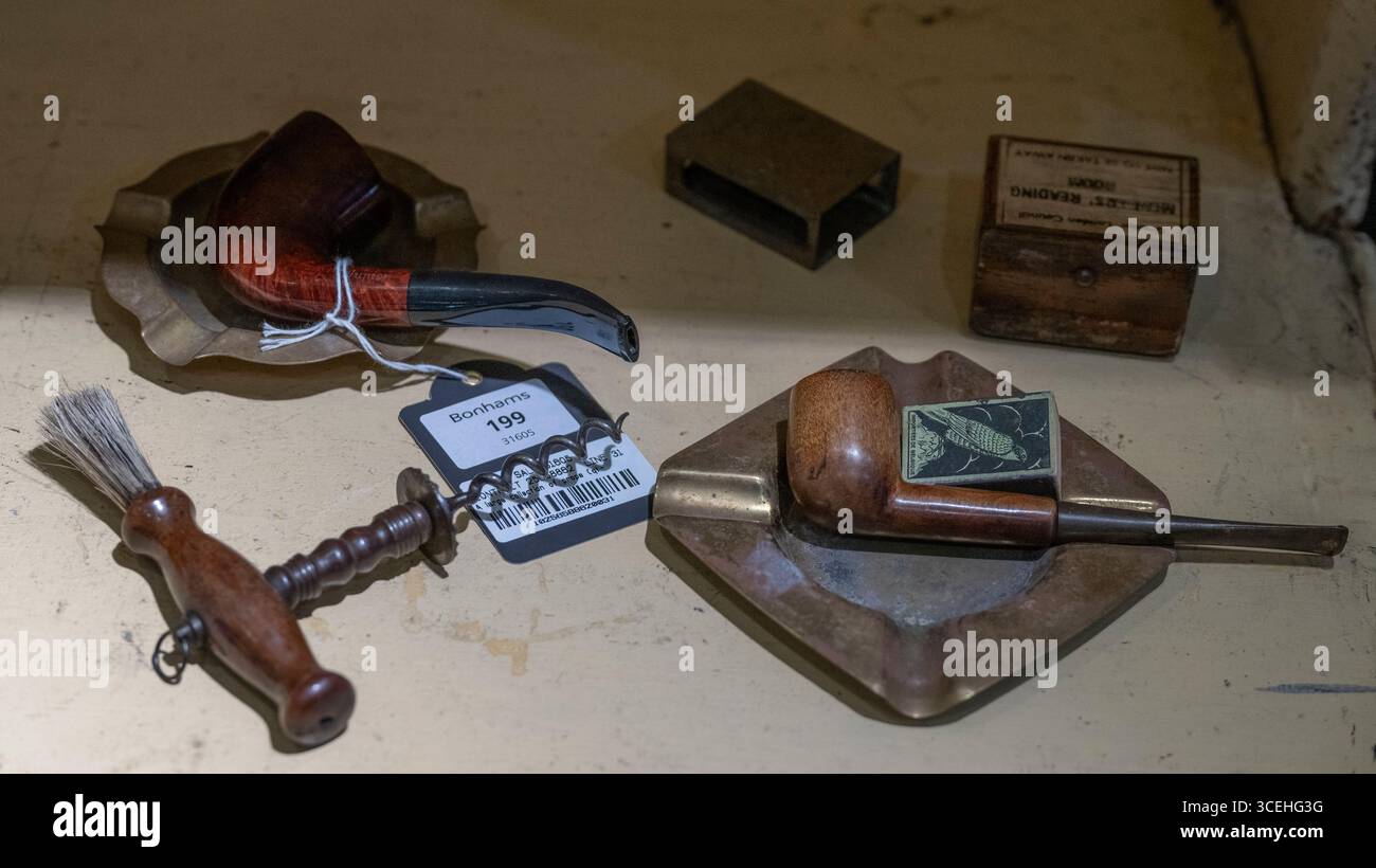 Bonhams, Londres, Royaume-Uni. 18 août 2025. Aperçu de la vente et de l'exposition de Downton Abbey : The Auction at Bonhams. Après avoir couru pendant six saisons de 2010 à 2015, avec un troisième et dernier film sur le point d'arriver à l'écran en septembre, la série phare Downton Abbey est prête pour un dernier adieu. Avant la fermeture des portes de Downton, Bonhams organise une exposition d'adieu et une vente aux enchères d'accessoires, de costumes et de décors de toute la série, en ligne du 18 août au 16 septembre. Crédit : Malcolm Park/Alamy Live News Banque D'Images