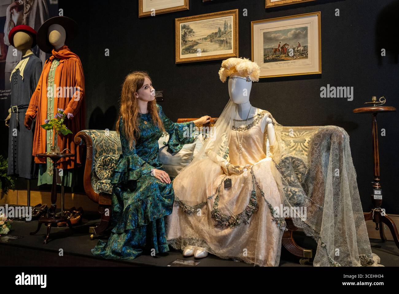 Londres, Royaume-Uni. 18 août 2025. Présentation costume de dentelle et coiffe Lady Rose / Lily James saison 4, épisode 9 (estimation £2 000–£3 000) lors d'un appel photo pour la vente aux enchères de costumes et accessoires de la série télévisée Downton Abbey. La vente se déroulera en ligne sur bonhams.com du 18 août au 16 septembre, parallèlement à une exposition dans les galeries Bonhams New Bond Street. Le producteur Carnival films versera son produit à partir d’articles qu’il a donnés à Together for Short Lives, la principale association caritative britannique pour les enfants souffrant de conditions de vie qui limitent leur vie et leurs familles. Credit : Stephen Chung / Alamy Live News Banque D'Images