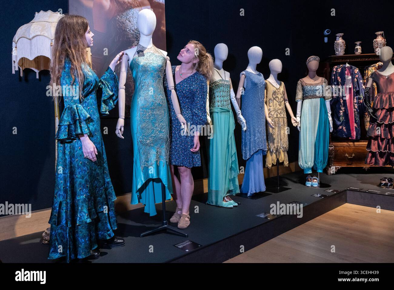 Londres, Royaume-Uni. 18 août 2025. (L) la robe Criterion Lady Mary / Michelle Dockery saison 6, épisode 6 (estimation £1 000–£1 500), (2L) pantalon « Harem » Lady Sybil / Jessica Brown Findlay saison 1, épisode 4 (estimation £3 000–£5 000) et d'autres costumes lors d'un appel photo pour la vente aux enchères de costumes et accessoires de la série télévisée Downton Abbey. La vente se déroulera en ligne sur bonhams.com du 18 août au 16 septembre, parallèlement à une exposition dans les galeries Bonhams New Bond Street. Le producteur Carnival films versera son produit à partir d’articles qu’il a donnés à Together for Short Lives, le leader britannique Banque D'Images