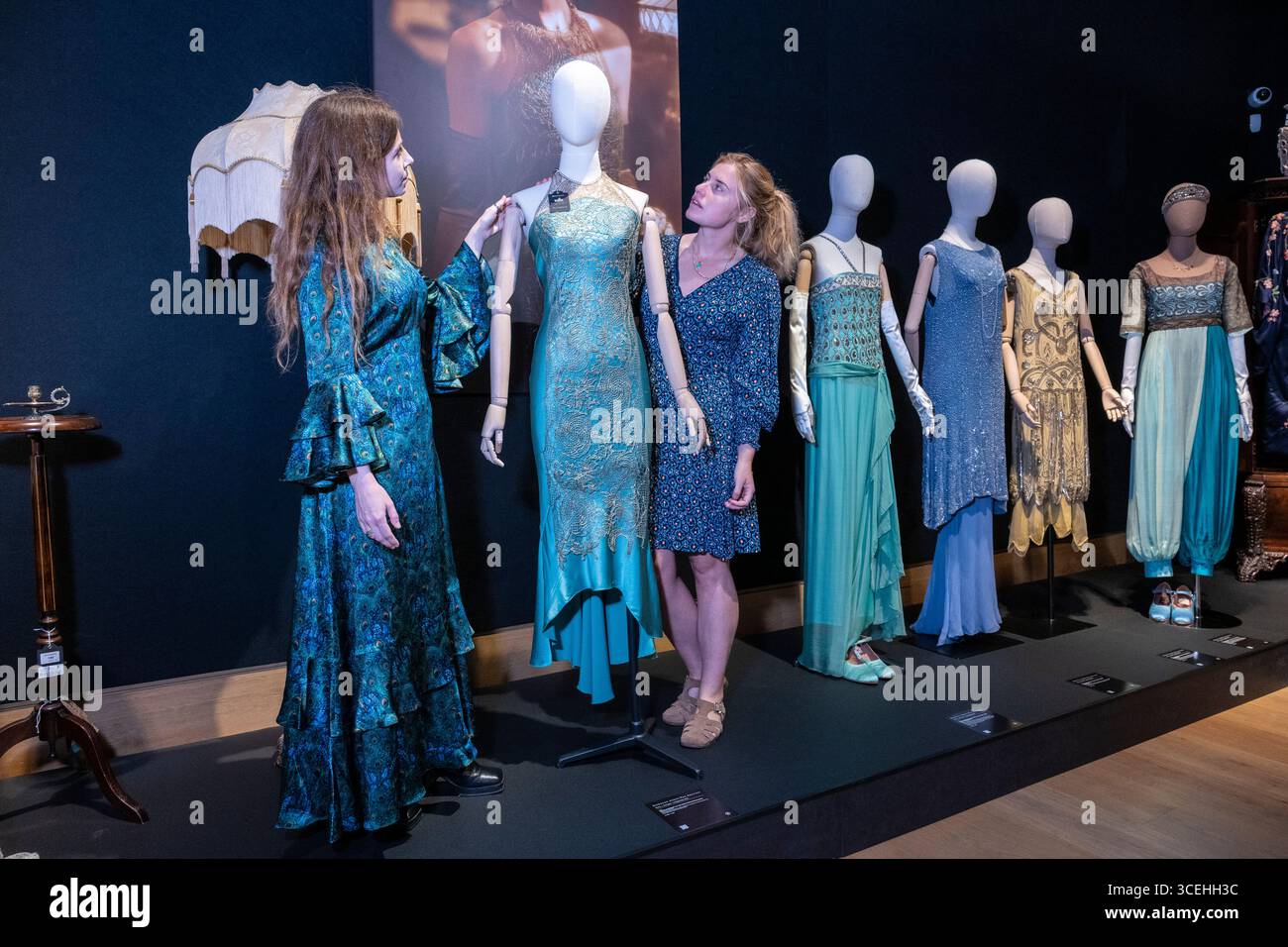 Londres, Royaume-Uni. 18 août 2025. (L) la robe Criterion Lady Mary / Michelle Dockery saison 6, épisode 6 (estimation £1 000–£1 500), (2L) pantalon « Harem » Lady Sybil / Jessica Brown Findlay saison 1, épisode 4 (estimation £3 000–£5 000) et d'autres costumes lors d'un appel photo pour la vente aux enchères de costumes et accessoires de la série télévisée Downton Abbey. La vente se déroulera en ligne sur bonhams.com du 18 août au 16 septembre, parallèlement à une exposition dans les galeries Bonhams New Bond Street. Le producteur Carnival films versera son produit à partir d’articles qu’il a donnés à Together for Short Lives, le leader britannique Banque D'Images