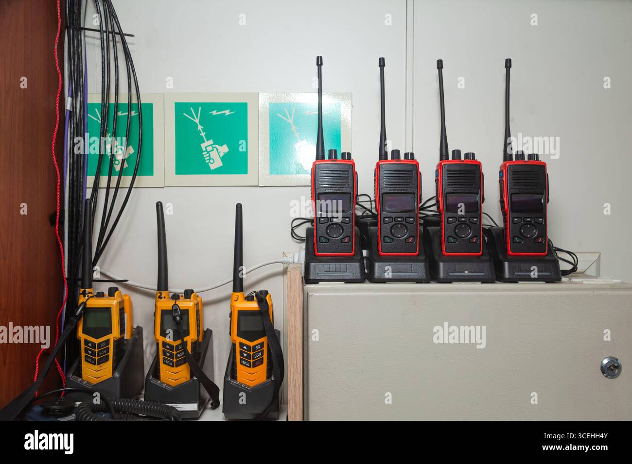 De nombreux talkies-walkies se tiennent dans les chargeurs et se chargent. Banque D'Images