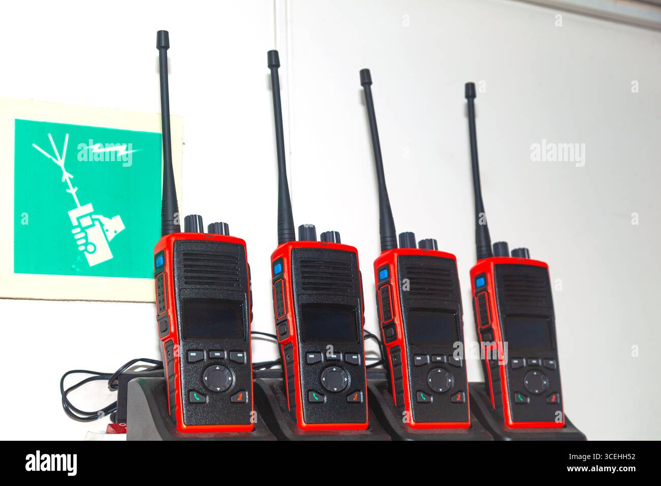 De nombreux talkies-walkies se tiennent dans les chargeurs et se chargent. Banque D'Images