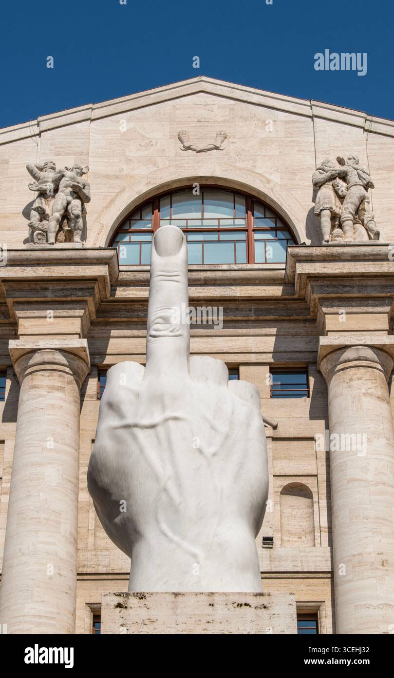 Milan, Italie : L.O.V.E., connu sous le nom de doigt, sculpture de 2010 de Maurizio Cattelan dans le centre de la Piazza degli Affari de Milan, à la Bourse de Milan Banque D'Images