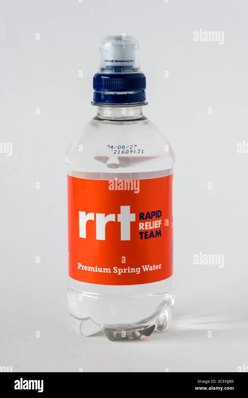 De l'eau embouteillée distribuée gratuitement dans les principales stations de Londres par Rapid relief Team pendant la vague de chaleur d'août 2025. Banque D'Images