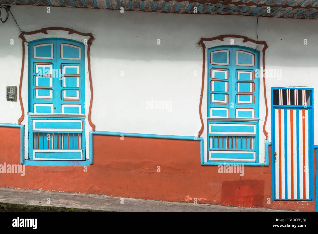 Maison aux couleurs vives à Filandia, département de Quindío, une petite ville dans le Triangle du café de Colombie Banque D'Images