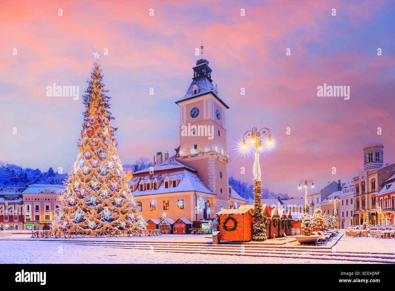 Brasov, Roumanie. Marché de Noël sur la place de la vieille ville. Banque D'Images