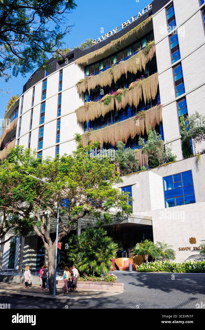 Funchal, Madère – 5 juillet 2025 ; le magnifique Savoy Palace Hotel. Les balcons de l'hôtel avec des herbes suspendues. Photo de haute qualité Banque D'Images