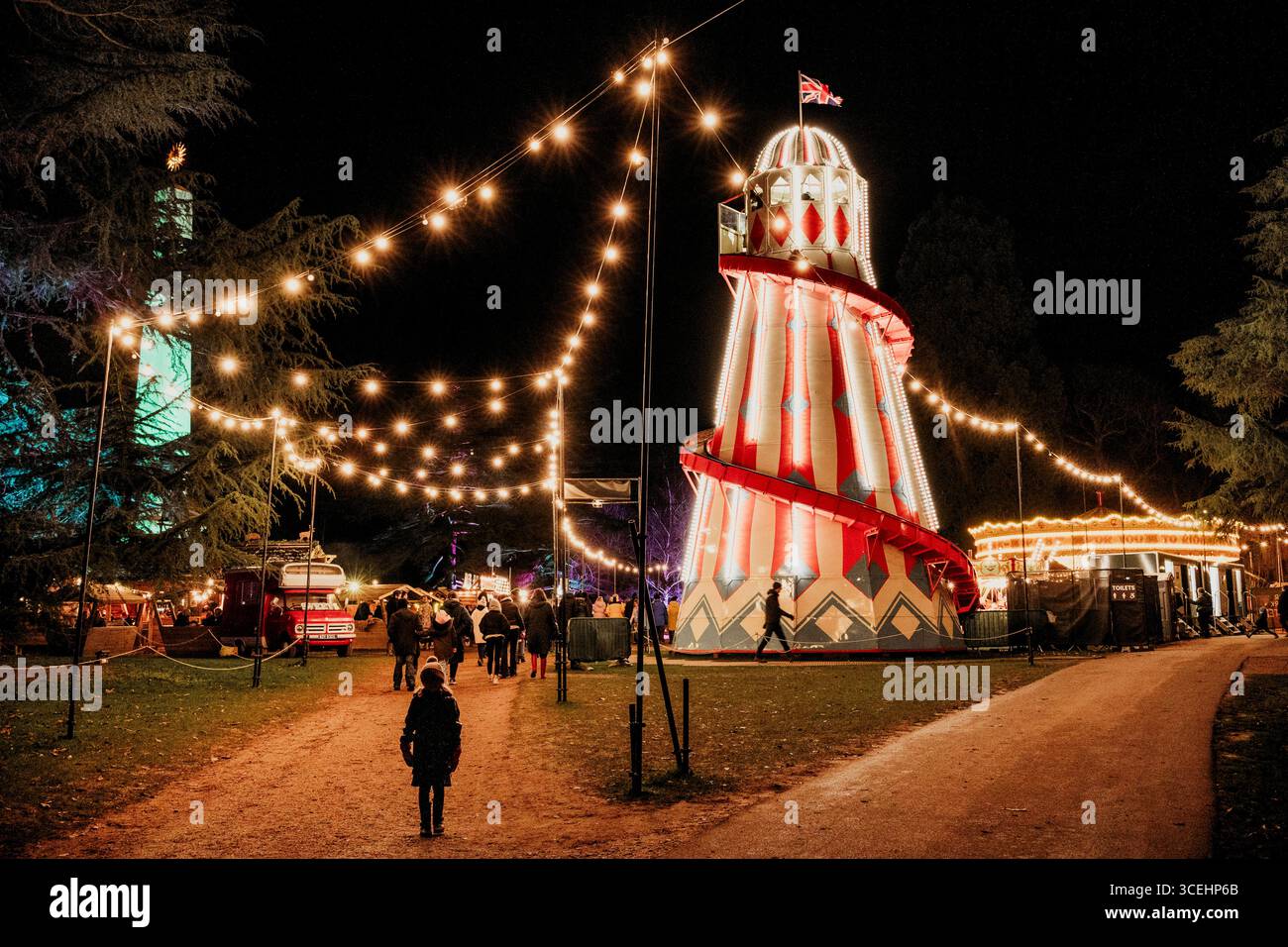 Diapositive Helter-Skelter et lumières festives au Windsor Winter Wonderland, Berkshire, Angleterre, Royaume-Uni Banque D'Images