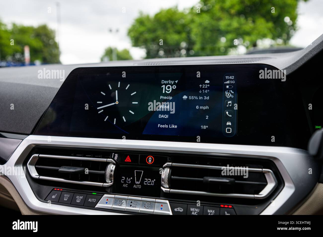 Derby, Royaume-Uni - 14 août 2025 : nouveaux widgets Apple CarPlay dans iOS 26, montrant la navigation en direct, le calendrier, la musique et l'intégration d'applications directement sur un c moderne Banque D'Images