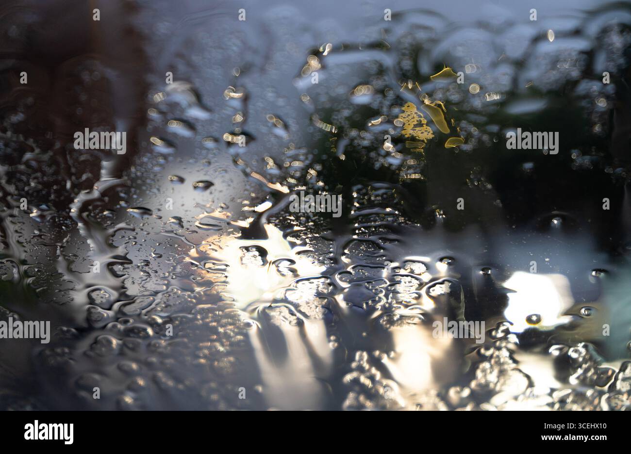 Lumières floues sur le pare-brise de voiture dans thevrain Banque D'Images