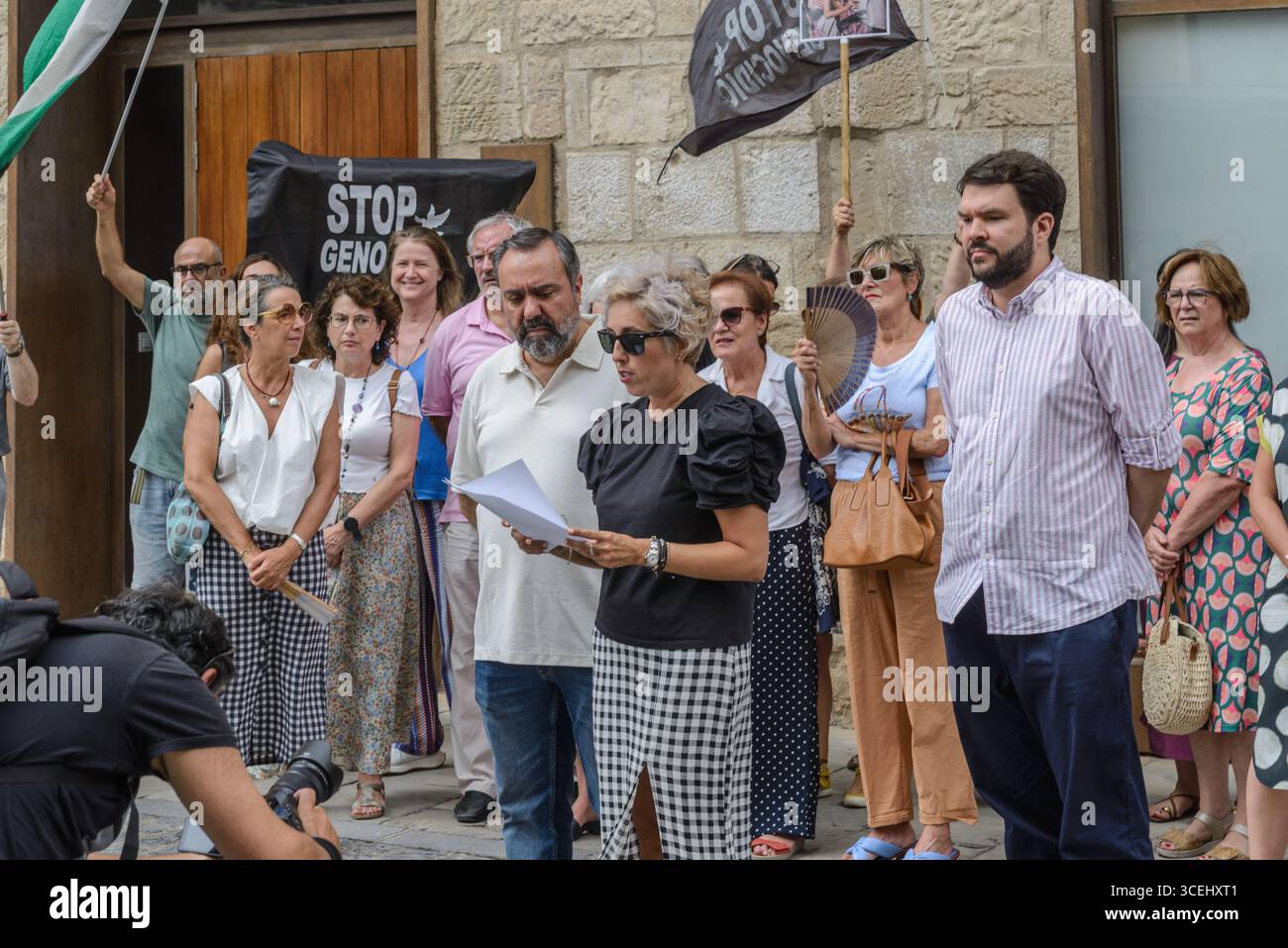 Logrono, la Rioja, ESPAGNE. 18 août 2025. Les journalistes de la Rioja se rassemblent devant la Maison des journalistes pour protester contre la mort de plus de 200 photographes et journalistes tués en Palestine. Les professionnels des médias exigent la protection de leurs collègues dans les zones de conflit et la liberté de la presse. (Photographie de MARIO Martija) crédit : Mario Martija/Alamy Live News Banque D'Images