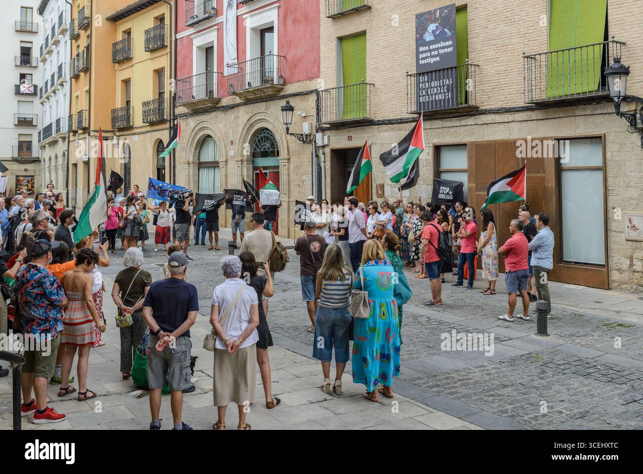 Logrono, la Rioja, ESPAGNE. 18 août 2025. Les journalistes de la Rioja se rassemblent devant la Maison des journalistes pour protester contre la mort de plus de 200 photographes et journalistes tués en Palestine. Les professionnels des médias exigent la protection de leurs collègues dans les zones de conflit et la liberté de la presse. (Photographie de MARIO Martija) crédit : Mario Martija/Alamy Live News Banque D'Images