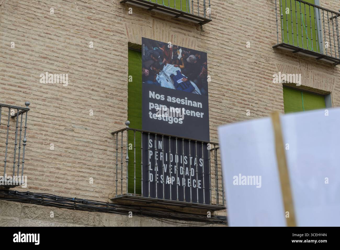 Logrono, la Rioja, ESPAGNE. 18 août 2025. Les journalistes de la Rioja se rassemblent devant la Maison des journalistes pour protester contre la mort de plus de 200 photographes et journalistes tués en Palestine. Les professionnels des médias exigent la protection de leurs collègues dans les zones de conflit et la liberté de la presse. (Photographie de MARIO Martija) crédit : Mario Martija/Alamy Live News Banque D'Images