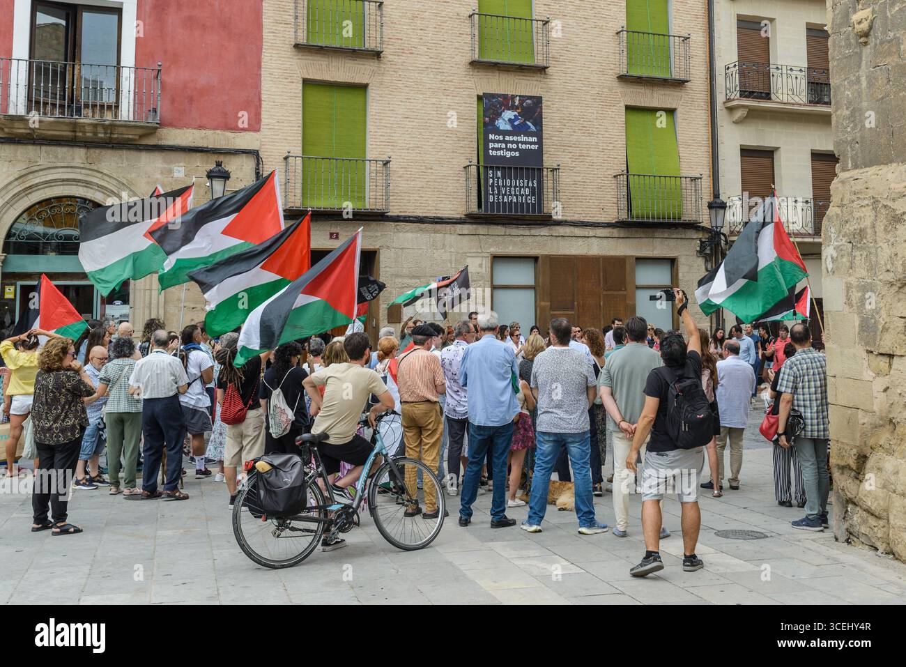 Logrono, la Rioja, ESPAGNE. 18 août 2025. Les journalistes de la Rioja se rassemblent devant la Maison des journalistes pour protester contre la mort de plus de 200 photographes et journalistes tués en Palestine. Les professionnels des médias exigent la protection de leurs collègues dans les zones de conflit et la liberté de la presse. (Photographie de MARIO Martija) crédit : Mario Martija/Alamy Live News Banque D'Images