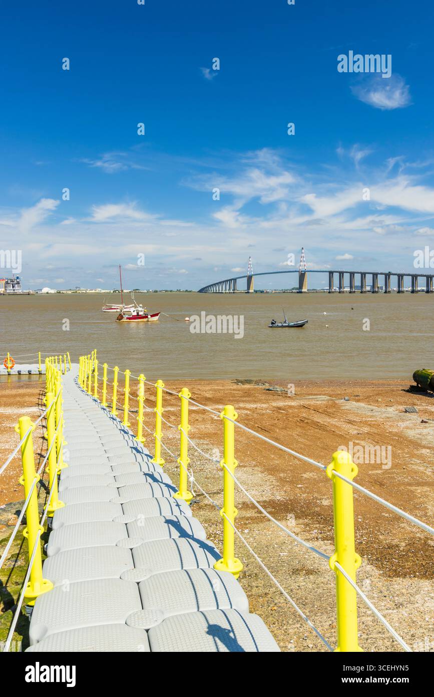 Pont flottant en plastique menant au pont Saint Nazaire sur l'estuaire de la Loire à Saint Brévin les Pins, Loire Atlantique, France Banque D'Images