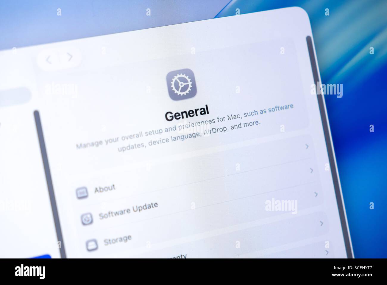 Poznan, Pologne - 15 août 2025 : L'interface des préférences générales de macOS 26 offre un contrôle complet pour la gestion des mises à jour logicielles et des paramètres de l'appareil Banque D'Images