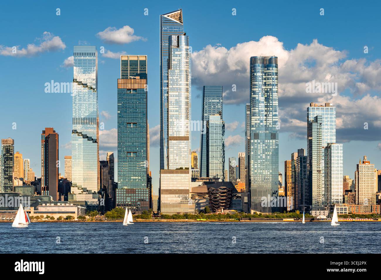 Vue sur le front de mer des gratte-ciel Hudson Yards depuis Hudson River dans Midtown Manhattan. Architecture moderne à New York, États-Unis Banque D'Images