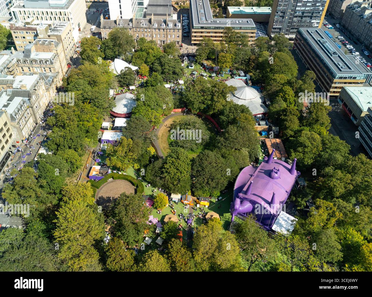Vue aérienne des lieux Fringe d'Édimbourg par Assembly and Underbelly dans les jardins de George Square en été 2025., Édimbourg, Écosse, Royaume-Uni Banque D'Images