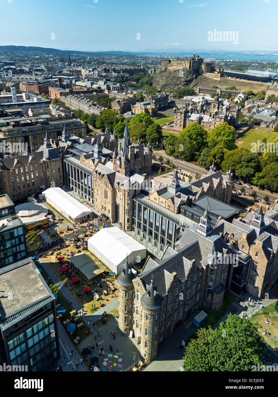 Vue aérienne du Edinburgh futures Institute organisant le Edinburgh International Book Festival 2025, Édimbourg, Écosse, Royaume-Uni Banque D'Images