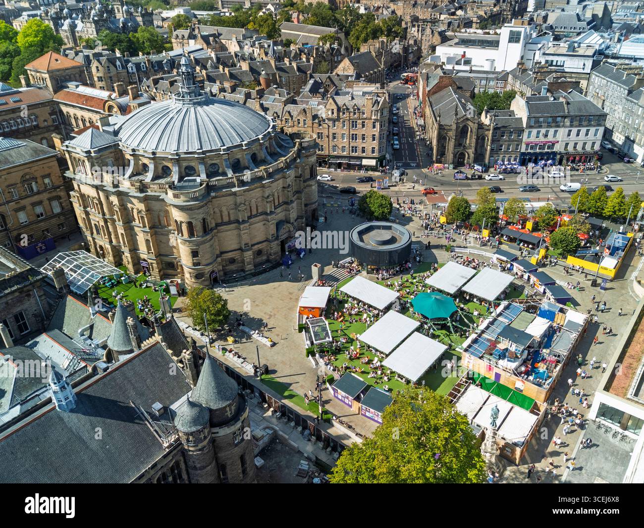 Vue aérienne d'Edinburgh Fringe et lieu d'accueil par Underbelly à Bristo Square en été 2025., Édimbourg, Écosse, Royaume-Uni Banque D'Images