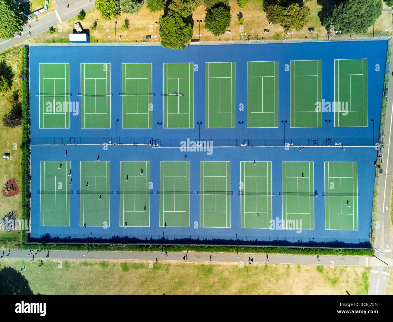 Vue aérienne des courts de tennis dans le parc Meadows, Édimbourg, Écosse, Royaume-Uni Banque D'Images