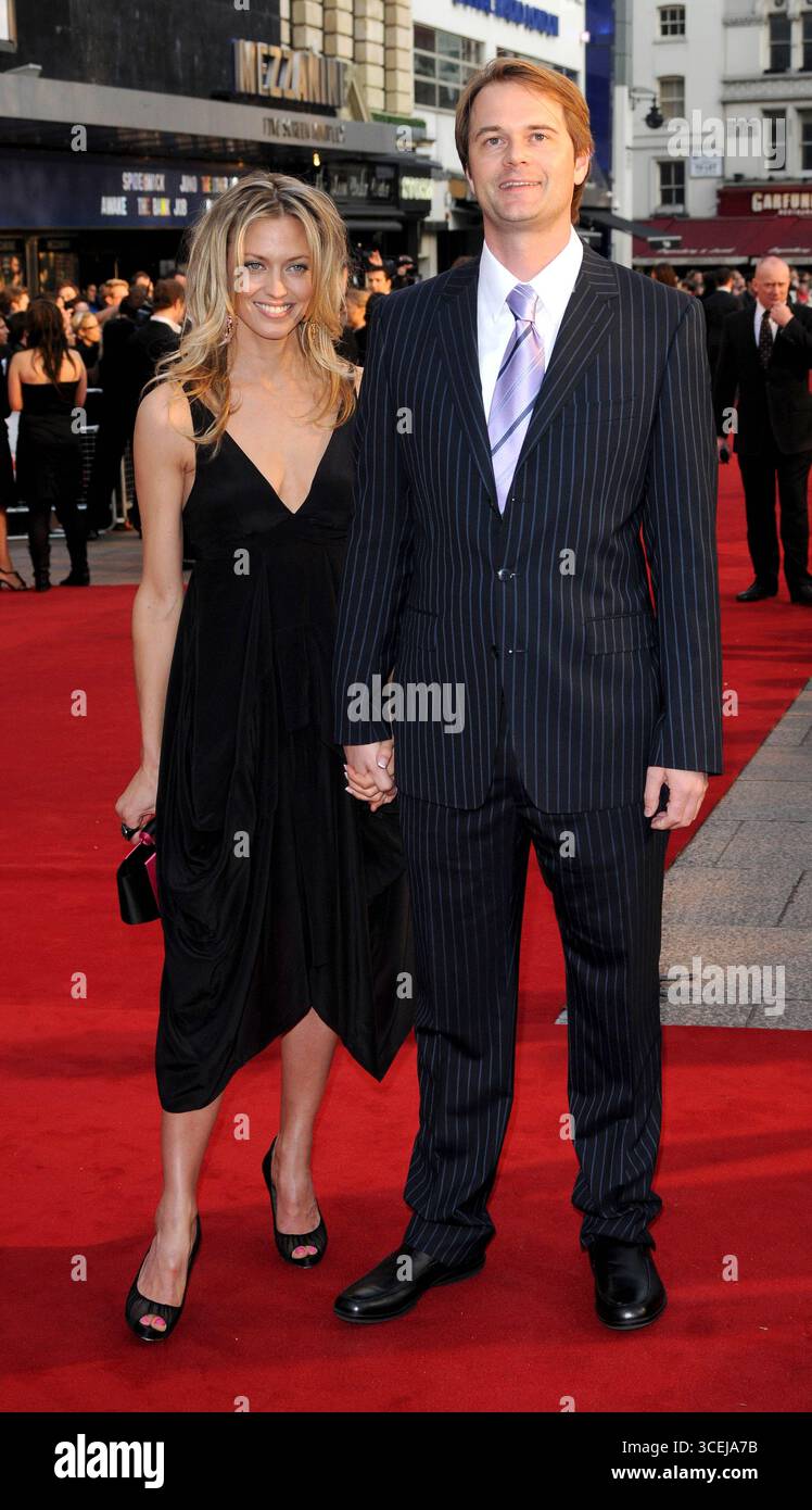 Tom Vaughan et invité à la première du film britannique « What Happens in Vegas » qui s'est tenue à l'Odeon Leicester Square à Londres, le 22 avril 2008 Banque D'Images