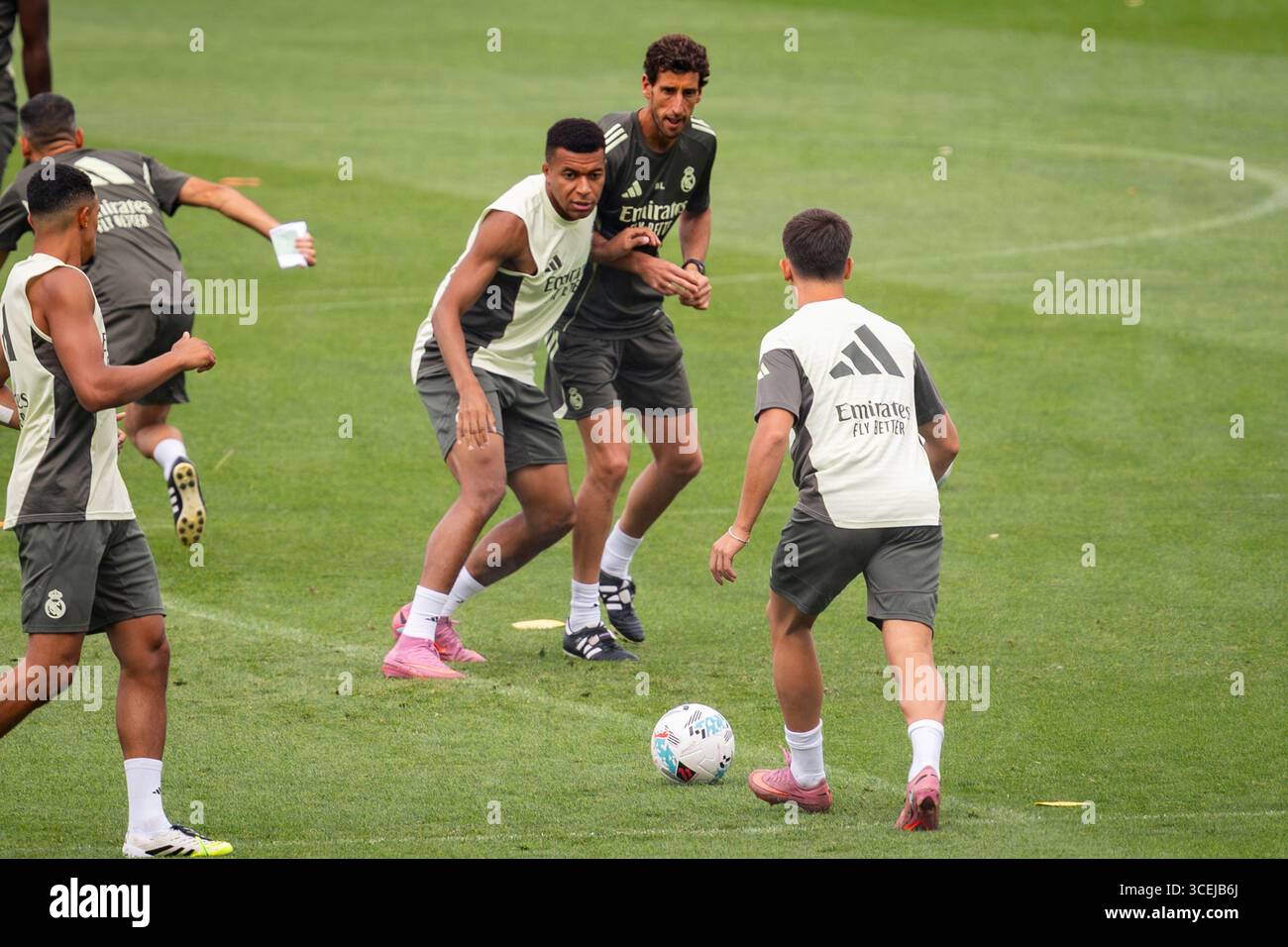 Joueurs du Real Madrid (de gauche à droite) Kylian Mbappe, Arda Guler vus en action pendant la séance d'entraînement avant leur match LaLiga EA Sports contre CA Osasuna à Ciudad Real Madrid. (Photo Alberto Gardin / SOPA images/SIPA USA) Banque D'Images