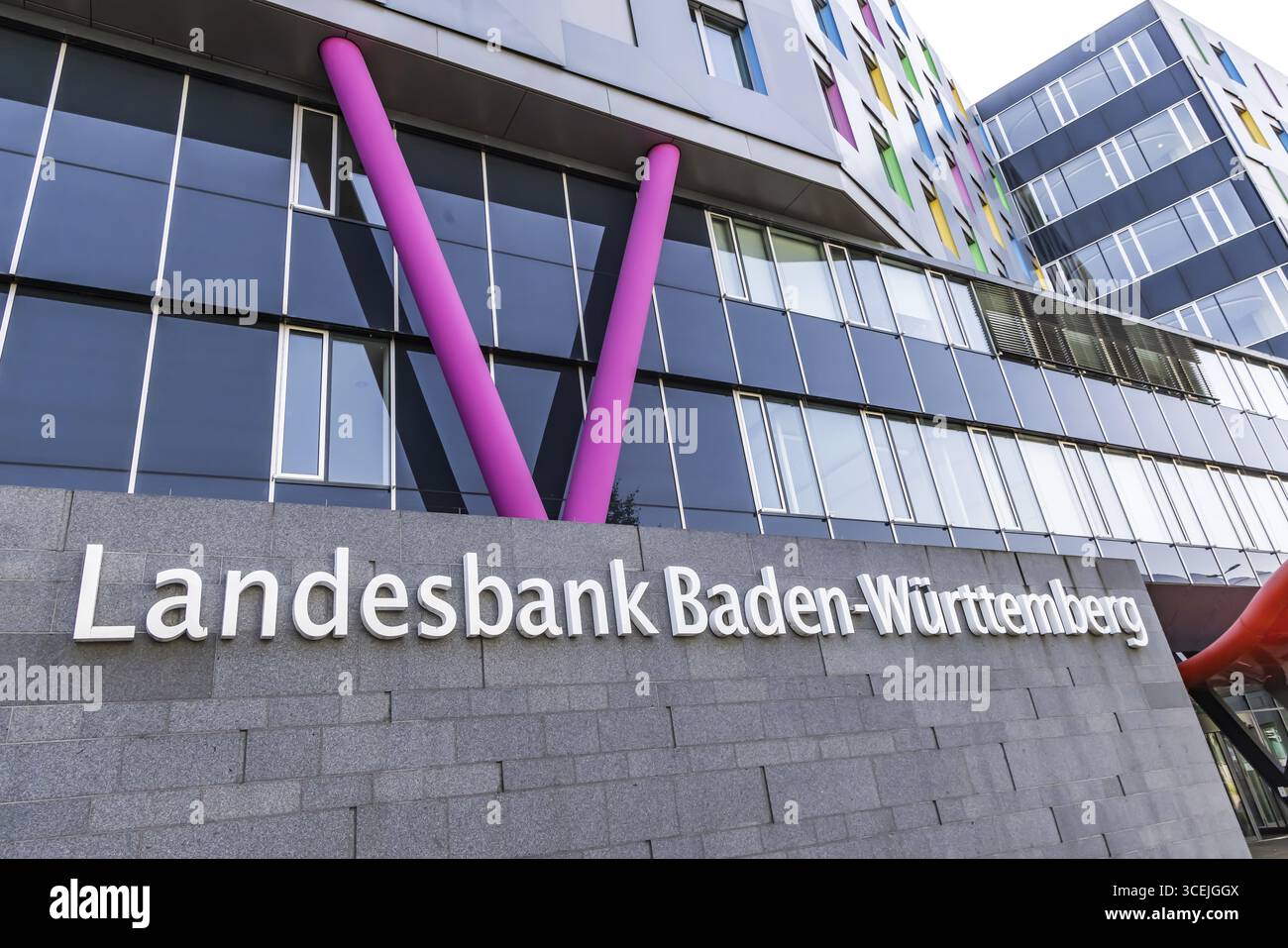 Landesbank Baden-Wuerttemberg, vue extérieure du bâtiment de la banque avec logo. Karlsruhe, Bade-Wuertemberg, Allemagne Banque D'Images