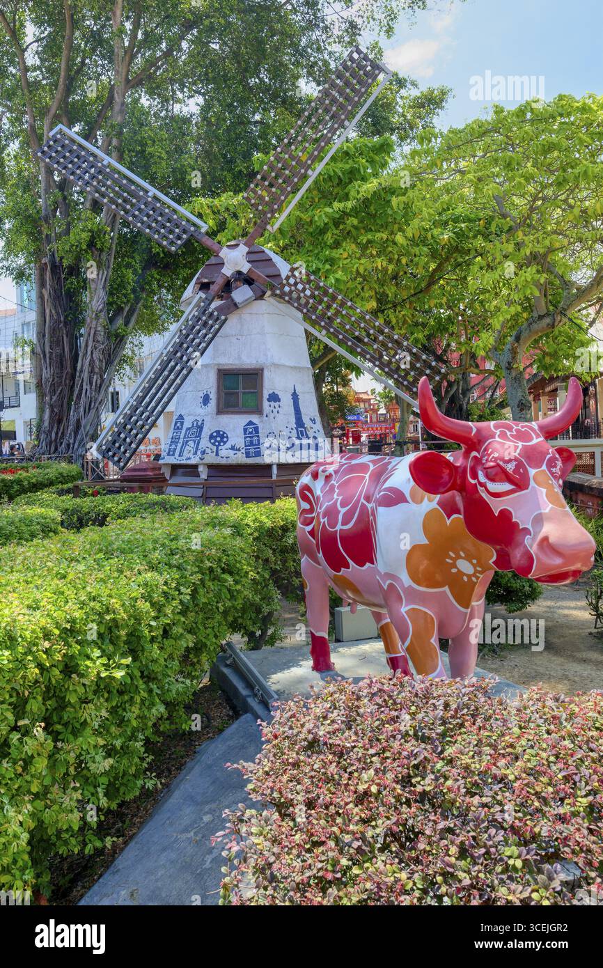 Dutch Square ou Red Square, moulin à vent et statue de vache, Malacca, Malaisie Banque D'Images