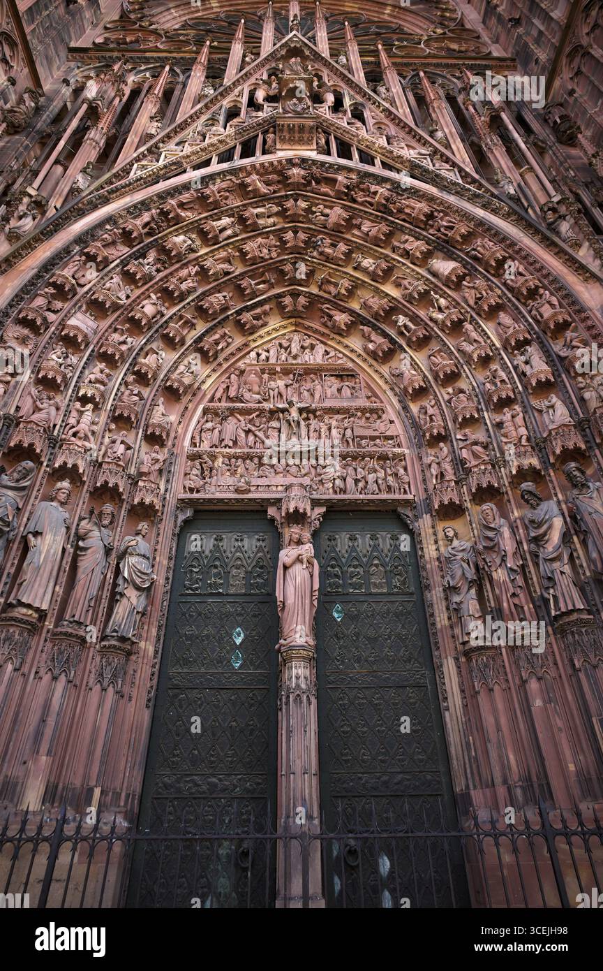 Tympan, portail principal, portail ouest de la cathédrale notre-Dame, Strasbourg, Strasbourg, vieille ville, Bas-Rhin, grand est, Alsace, France Banque D'Images