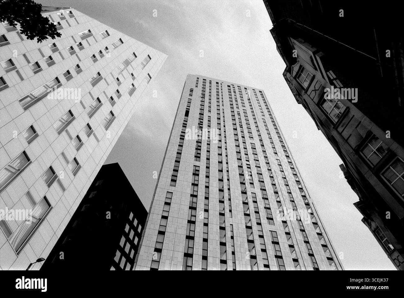 Nouveaux immeubles d'appartements sur City Road, Londres Royaume-Uni, regardant vers le haut, en monochrome Banque D'Images