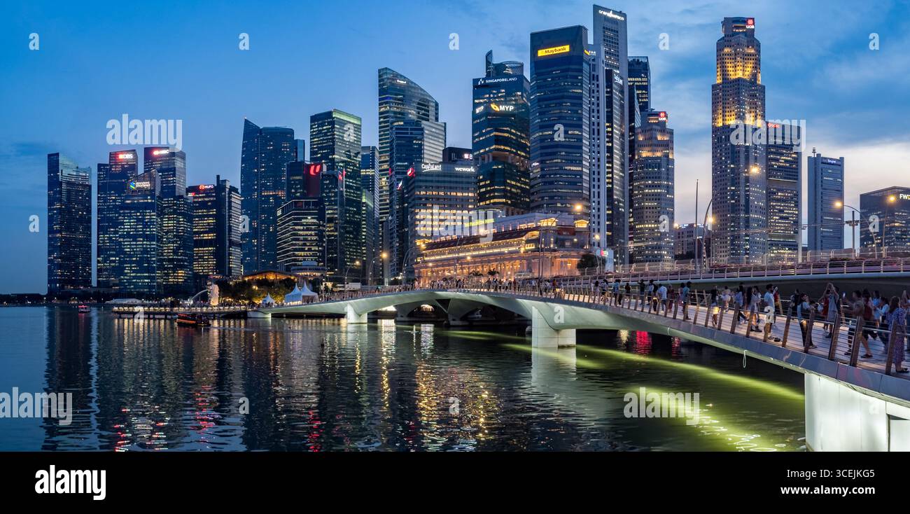 Une vue imprenable sur les gratte-ciel de Singapour capturée au crépuscule le 18 août 2025, avec le Jubilee Bridge et des gratte-ciel modernes avec des marques comme DBS Banque D'Images