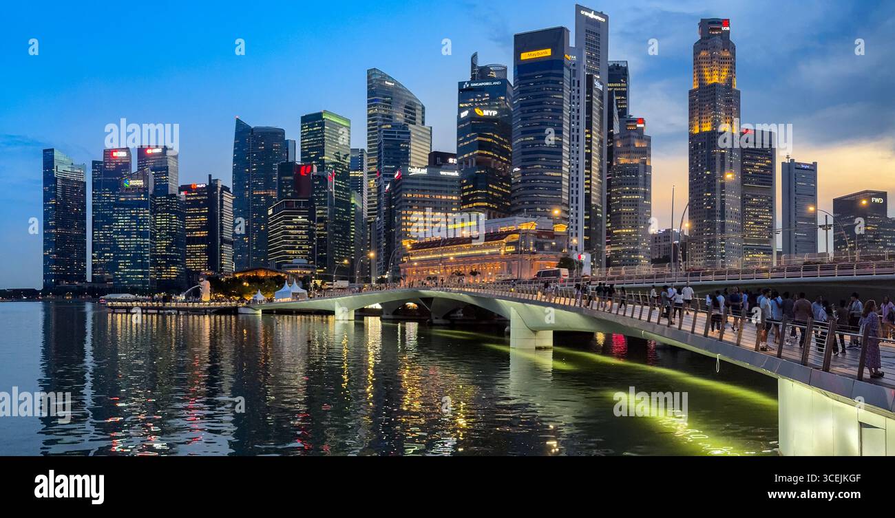 Une vue imprenable sur les gratte-ciel de Singapour capturée au crépuscule, avec le Jubilee Bridge et des gratte-ciel modernes avec des marques comme DBS, HSBC, UOB et ma Banque D'Images