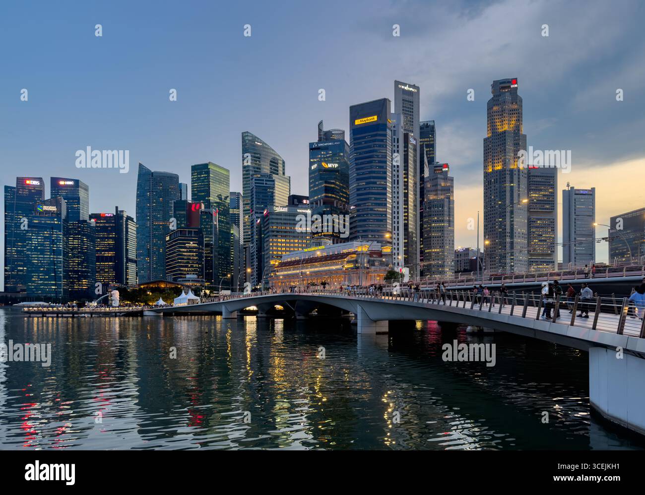 Une vue imprenable sur les gratte-ciel de Singapour capturée au crépuscule en septembre 2024, avec le pont Jubilee et les gratte-ciel modernes avec des marques comme HSBC Banque D'Images