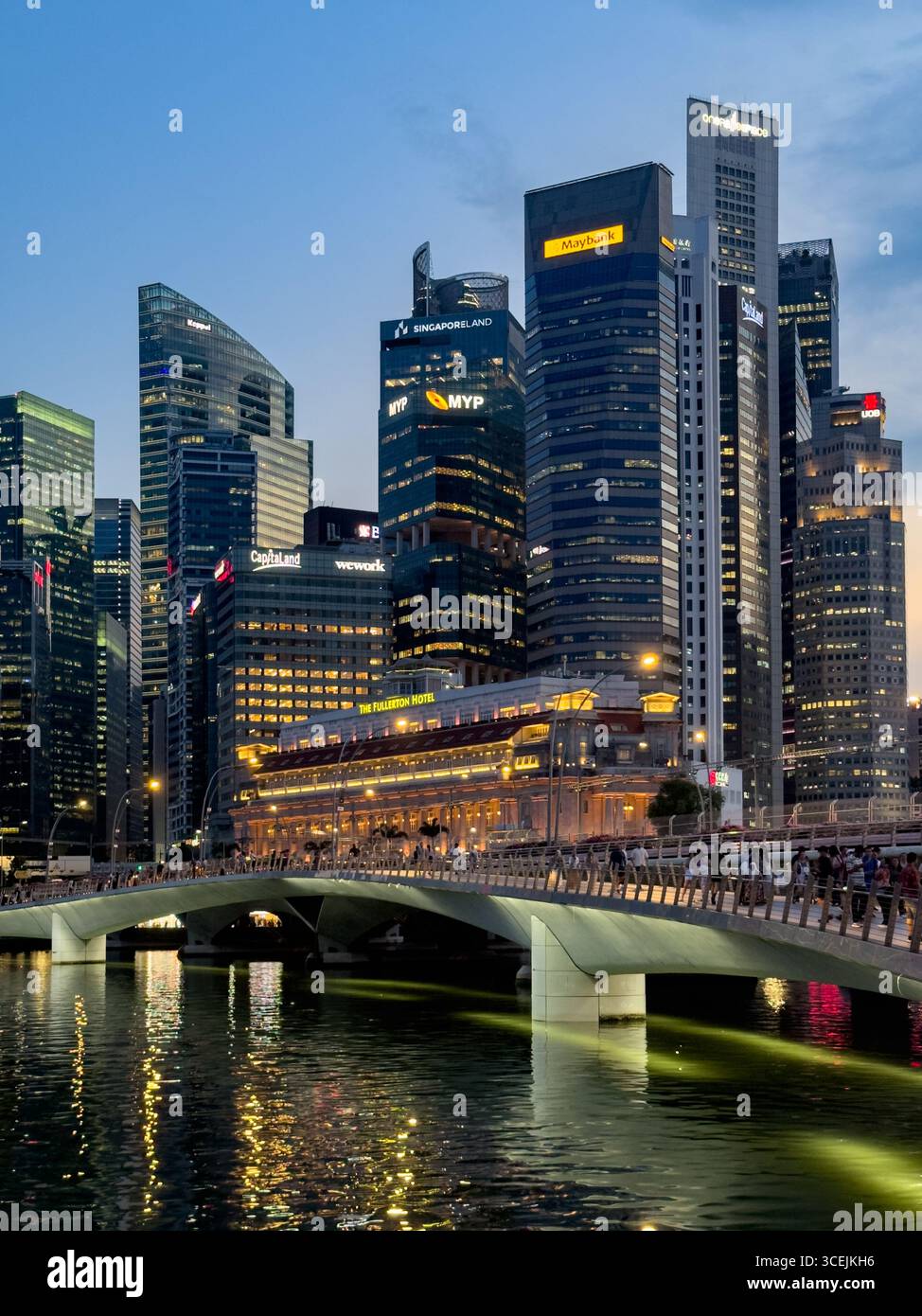 Une vue imprenable sur les gratte-ciel de Singapour capturée au crépuscule avec le Jubilee Bridge et les gratte-ciel modernes avec des marques comme Maybank, UOB et Capit Banque D'Images