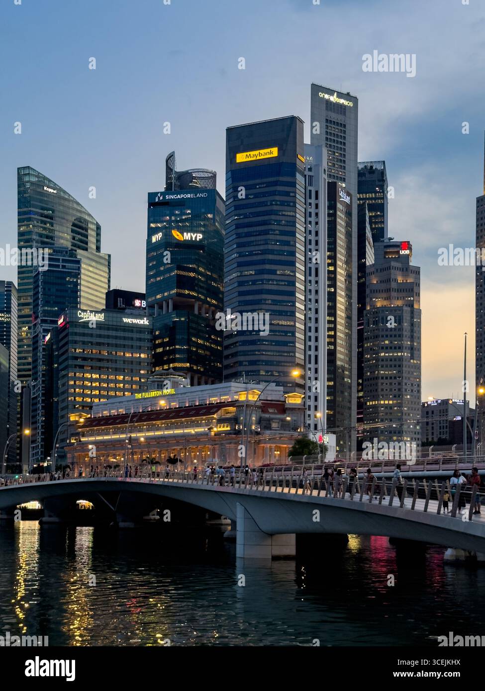 Une vue imprenable sur les gratte-ciel de Singapour capturée au crépuscule en septembre 2024, avec le pont Jubilee et les gratte-ciel modernes avec des marques comme HSBC Banque D'Images