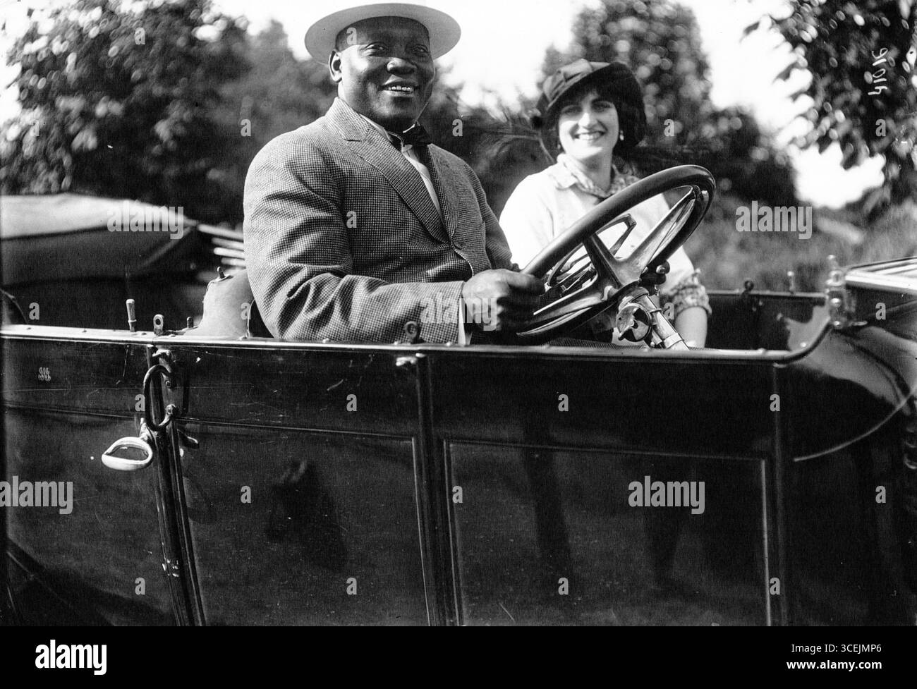 Jack Johnson et son épouse Lucille Cameron, conduisant une voiture en 1913 Banque D'Images